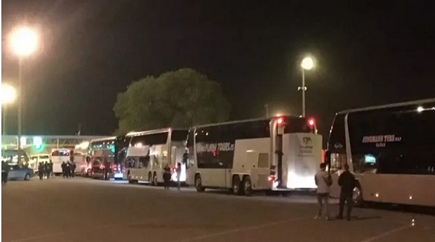 ИЖИВЉАВАЊЕ ПРЕД УСКРС: Хрватска полиција зауставила српске аутобусе на граници, прете путницима (ФОТО/ВИДЕО)