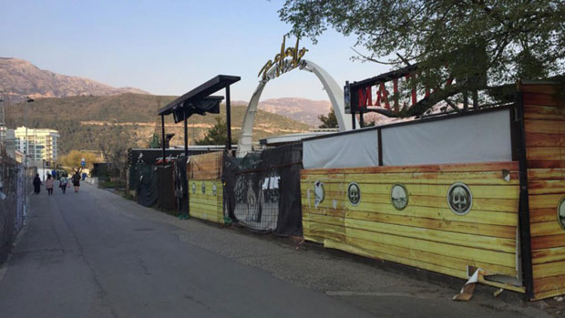 БУДВАНСКЕ ДИСКОТЕКЕ ИЗБЕГЛЕ РУШЕЊЕ: Закупци одбранили објекте од багера