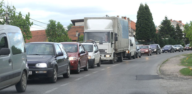 ВЕЛИКЕ ГУЖВЕ: Колапс на Ибарској магистрали, километарске колоне на улазу у Црну Гору