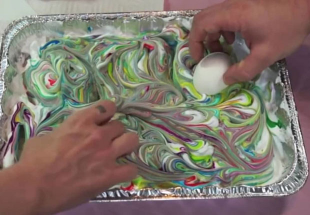 Трик за фарбање јаја пеном за бријање (VIDEO)