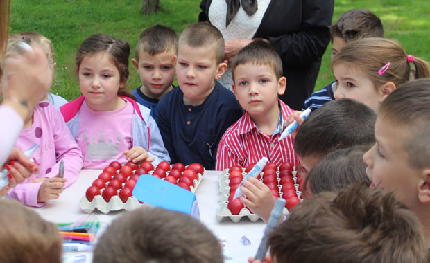 Благослов деце за човека у порти Саборног храма Светог Преображења Господњег