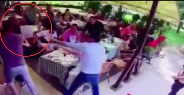 ИНЦИДЕНТ У ЦЕНТРУ БЕОГРАДА: Напао госта и потегао пиштољ на њега, поред мушкарца седело дете! (ФОТО) 