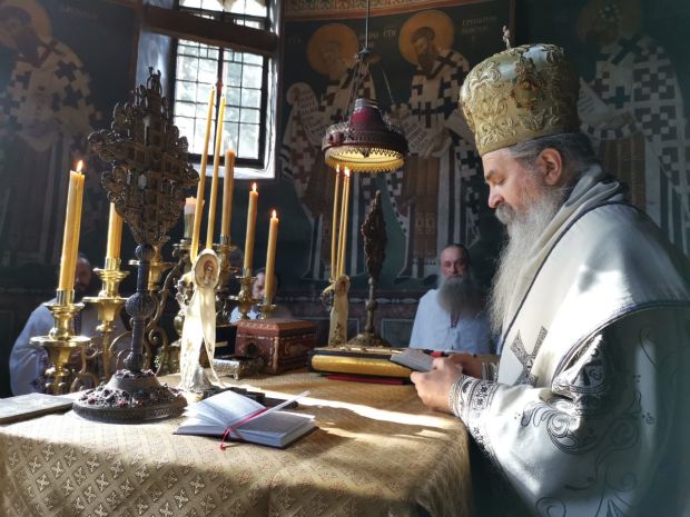 На Велики петак велики број верника у храмовима на КИМ