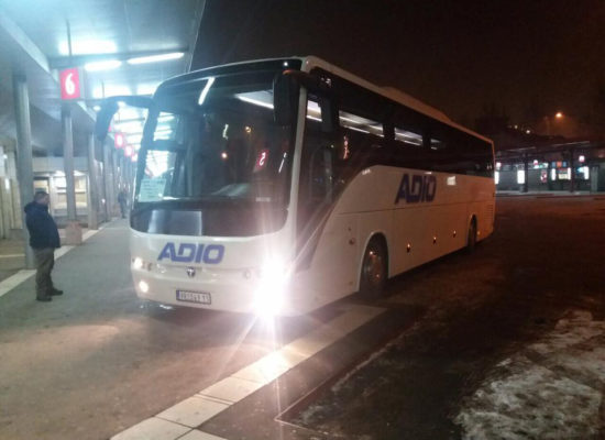 ТАЧИ ИЗБАЦИО СРПСКУ ДЕЦУ ИЗ АУТОБУСА ЗА ГРАЧАНИЦУ: Остали сами на путу у Београду, без смештаја