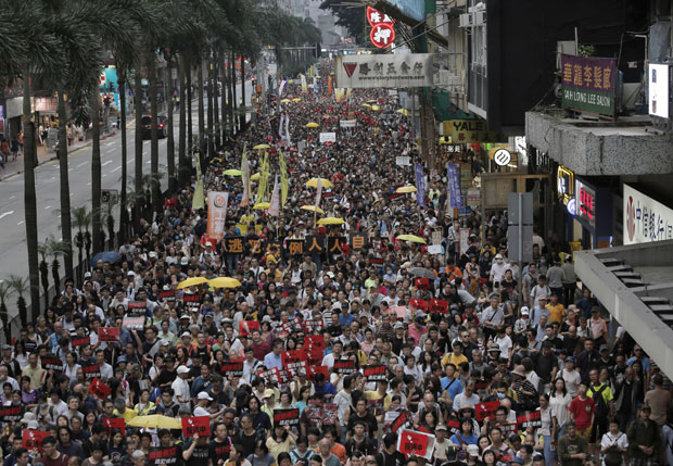 Хонг Конг: Десетине хиљада демонстраната испред парламента