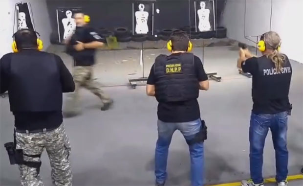 ОБУКА ОД КОЈЕ ЗАСТАЈЕ СРЦЕ: Инструктор пуцања трчи испред полазника док гађају (ВИДЕО)