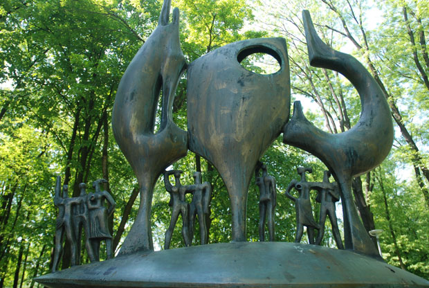 СПОМЕНИК ПРВОМ МАЈУ: На багдали загрљени сањали o будућности