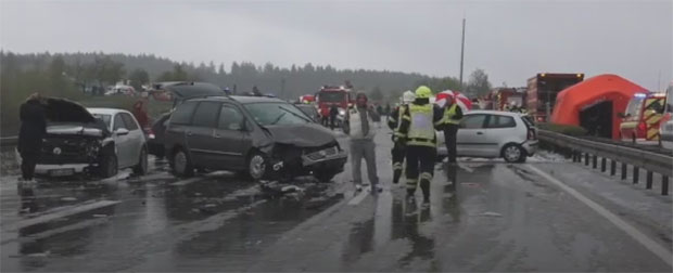 Велики ланчани судар у Немачкој: Повређено 25 људи, оштећено 50 аутомобила