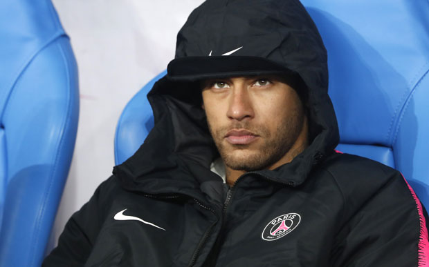 ХАОС У ПСЖ: Нејмар ударио навијача, па напао млађе саиграче, Тухелу се дрма клупа...