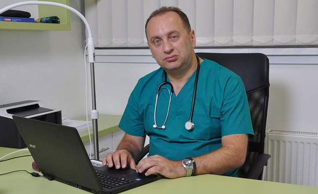 ТИТУЛА ПРИМАРИЈУСА СТИГЛА У ПРАВЕ РУКЕ: Србачки педијатар прегледао 180.000 пацијената