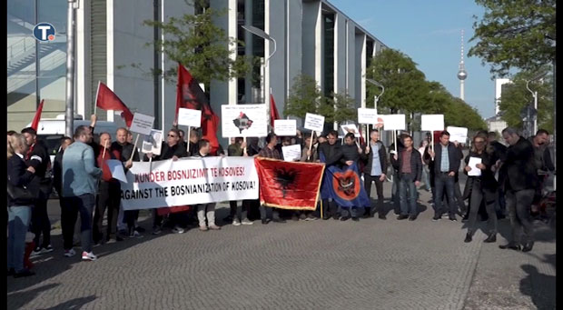 ДОК ТРАЈЕ САМИТ ИСПРЕД БУНДЕСТАГА ПРОТЕСТ АЛБАНАЦА: Против боснијанизације Косова , уз заставе Велике Албаније