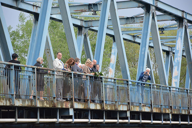 ТРСТЕНИЧАНИ У СУЗАМА, ВЕНЦИ ПЛОВЕ РЕКОМ: Потресне слике код Западне Мораве, где је 1999.године срушен стари мост и страдале две жртве