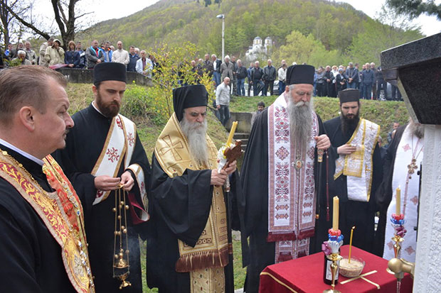 УБИЈЕНА ДЕЦА, НОСИОЦИ ПРАВДЕ: У Мурини обележено 20 година бомбардовања и страдања шесторо мештана међу којима и троје малишана (ФОТО)