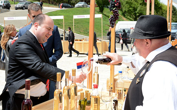 Први Васкршњи сајам вина у порти цркве Светог Димитрија у северној Косовској Митровици