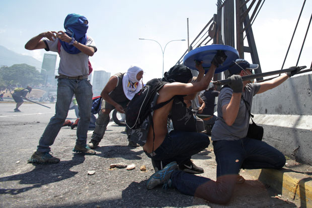 НА КОРАК ДО РАТА: Рањен пуковник војске, Гваидо побегао из Каракаса; Војно возило прегазило демонстранте; Примљено 50 људи у болницу