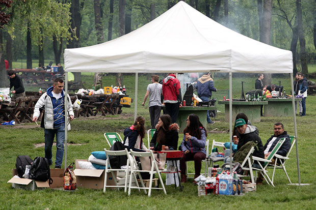 ПРОСЛАВА 1. МАЈА: Кошутњак и Ада празни, у Новом Саду роштиљ, пловидбе Дунавом (ФОТО)