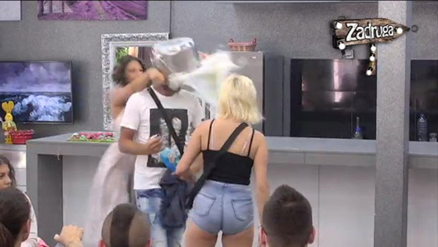 ИНТЕРВЕНИСАЛО ОБЕЗБЕЂЕЊЕ: Млеком по Марку