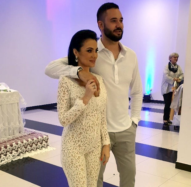 Оженио се Аца ?