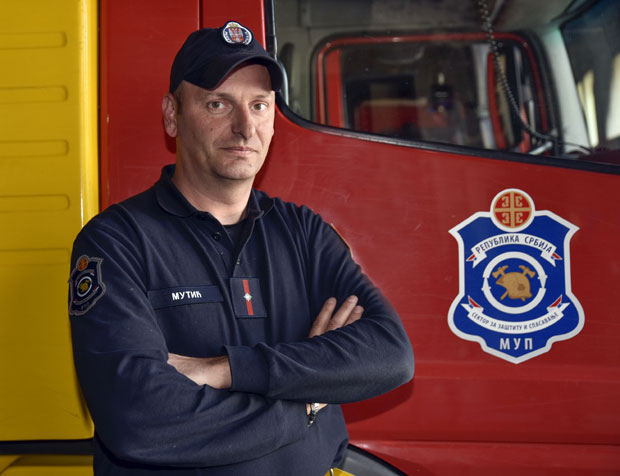 Градски херој: Спасао дете из куће у пламену