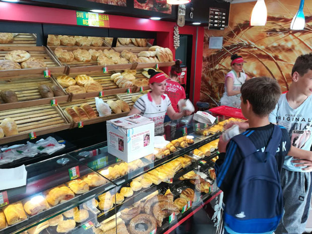 ПОСЛЕ ПОКАЗИВАЊА ДВОГЛАВОГ ОРЛА: Пекара Рома делила бесплатно пециво грађанима (ФОТО)