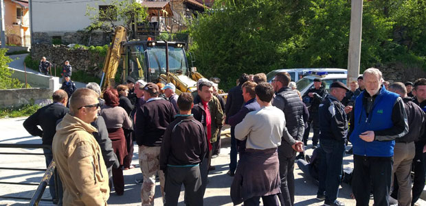 Специјалци пендрецима и сузавцем напали Србе (ВИДЕО) (ВИДЕО)