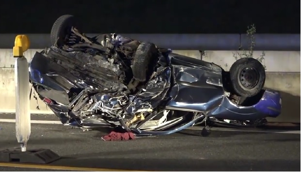 СРБИН ИЗАЗВАО ХОРОР НА АУТО-ПУТУ: Форд од силине удара завршио 180 даље на крову (ВИДЕО) 