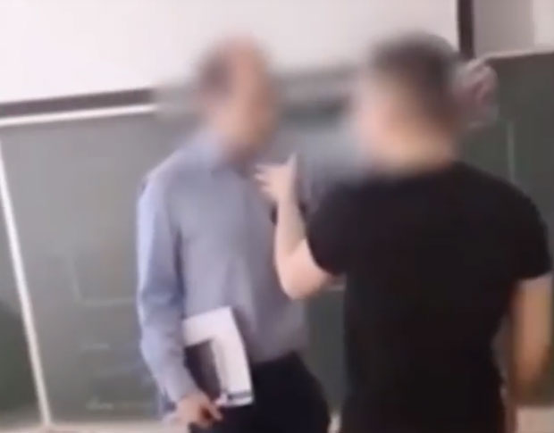 ИНЦИДЕНТ У ШКОЛИ: Наставник пљунуо ученика, овај насрнуо на њега, остали навијали (ВИДЕО)