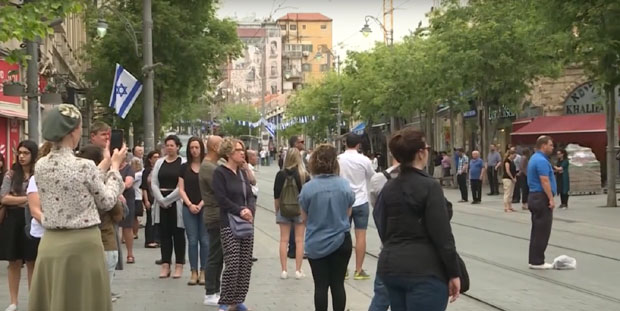 НЕ ЗАБОРАВЉАЈУ СТРАДАЊЕ СВОГ НАРОДА: Овако изгледа када цео Израел стоји мирно у знак сећања на жртве Холокауста (ВИДЕО)