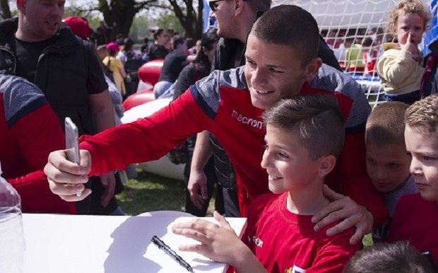 Звезда зове навијаче на дружење са играчима