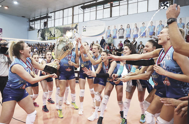 ИЗ ПЕПЕЛА ДО ТРОНА: Одбојкашице Лајковачког Железничара први пут шампионке Србије 