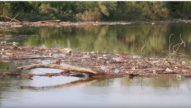 ВОЈВОЂАНИ БЕСНИ, ЕКОЛОШКА КАТАСТРОФА ПРЕТИ ТАМИШУ: Вода довукла тону смећа из Румуније, креће се ка Панчеву (ВИДЕО)