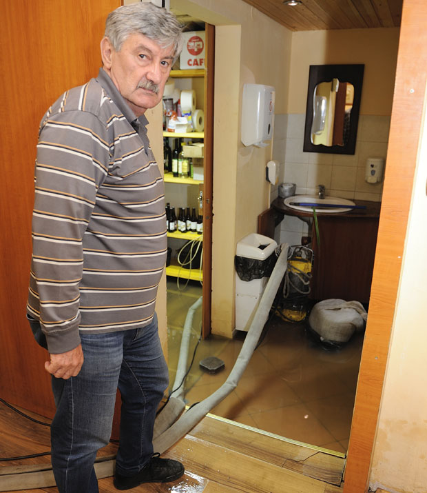 МУКЕ ВЛАСНИКА ЛОКАЛА: Сами траже извор