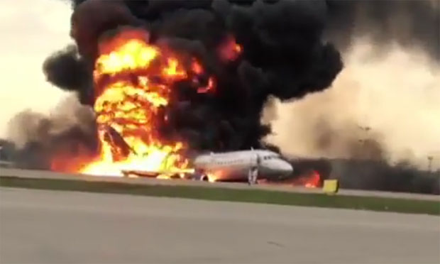 ОЧЕВИЦИ ОПИСАЛИ ПАКАО НА ШЕРЕМЕТЈЕВУ: Броје се мртви, до сада 41 жртва, међу којима и двоје деце, на снимцима путници искачу из авиона