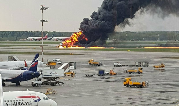 ДРАМА НА АЕРОДРОМУ У МОСКВИ: Авион у пламену слетео на Шереметјево,  броје се жртве (ВИДЕО)