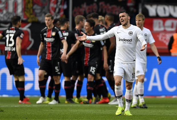 БУНДЕСЛИГА: Бајер напунио мрежу Ајнтрахта, Костићев гол само за утеху