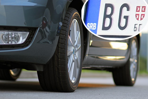 Сплит: Избушене све четири гуме на ауту београдских регистрација