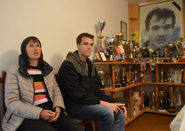 НАШ ГОРАН ЈЕ ЈОШ СА НАМА: “Новости” са породицом атлетичара Горана Раичевића, кога су убили ОВК терористи 