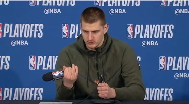 ВИДЕО: Јокићев шоу на конференцији, страдао још један микрофон