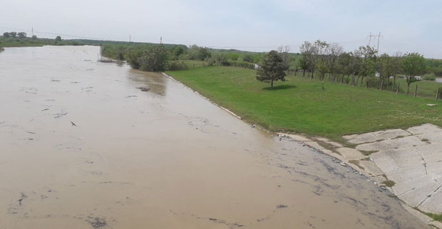 Због изливања Тамиша затворен пут Ботош - Томашевац (ВИДЕО)
