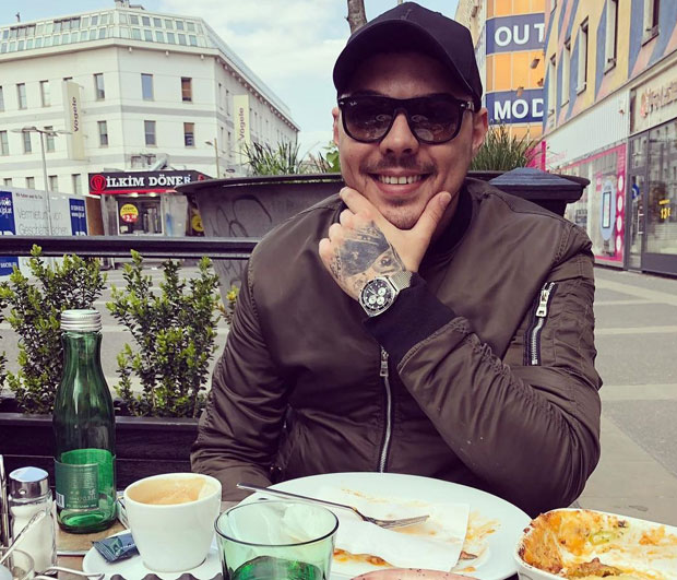 Певач Слободан Васић се брани са слободе