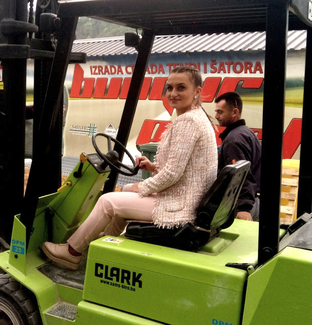 ДЕВОЈКА КОЈА ВОЗИ СВЕ НА ЧЕТИРИ ТОЧКА: Николина Пејановић (23) за воланом виљушкара, минибуса, камиона, аутомобила…