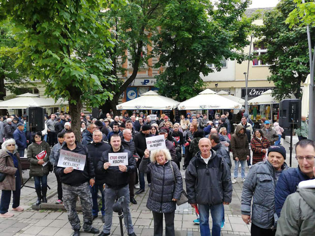 ГРАЂАНИ ШАПЦА ПОКРЕНУЛИ ПРОТЕСТЕ: Незадовољство радом Небојше Зеленовића (ФОТО/ВИДЕО)