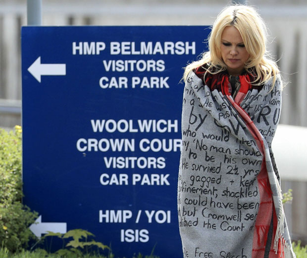 Памела Андерсон посетила Асанжа у затвору (ФОТО)