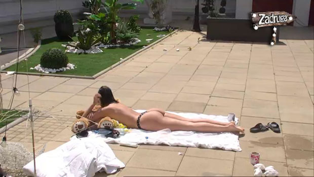 ЗАНЕЛА СЕ: Мина Врбашки од раног јутра показала своје облине, нико неће остати равнодушан кад види њене изазовне покрете! (ВИДЕО)