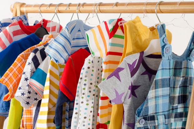 ДЕСЕТКА ЗА ХУМАНОСТ У СРПСКОЈ: Грађани радо дарују одела и хаљине за децу из вишечланих породица