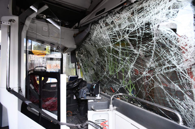 ПОГЛЕДАЈТЕ: Прве фотографије несреће када се аутобус закуцао у трафику; Повређене четири особе (ФОТО+ВИДЕО)