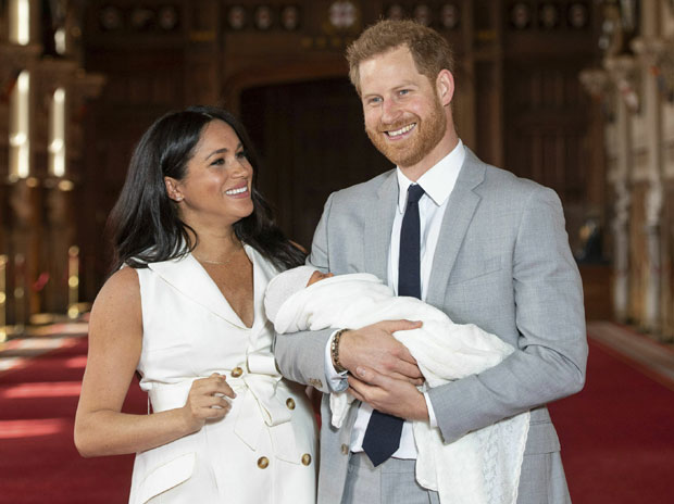 КРАЉЕВСКА БЕБА: Меган и Хари показали сина (ФОТО)