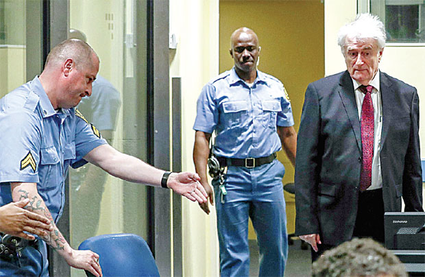 Караџић звао брата, узимају му телефон?