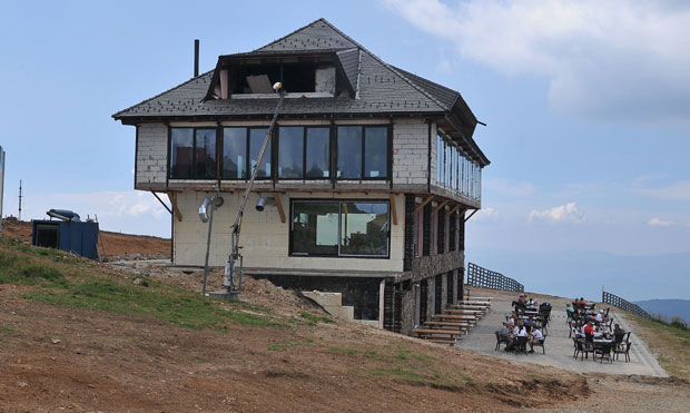 ПОДНЕТ ОПТУЖНИ ПРЕДЛОГ У БРУСУ: Смедеревку гоне због кафића на врху Копаоника
