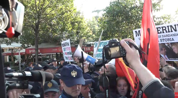 ХАОС У АЛБАНИЈИ: Протест због Вучића и Додика, демонстранти са заставама ОВК се тукли са полицијом (ВИДЕО / ФОТО)